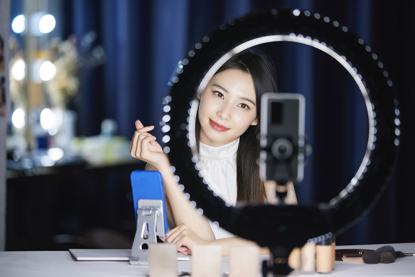 漂亮的女主播在做美妆直播.jpg